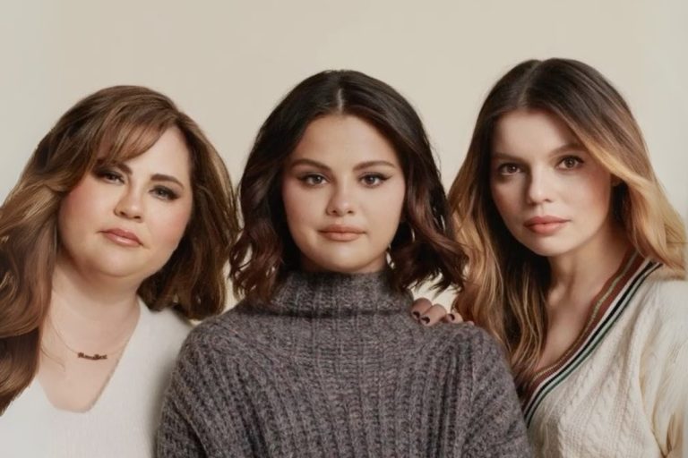 Mãe da Selena Gomez, Selena Gomes e mulher loira de pele clara, todas com rosto redondo e diferentes cortes