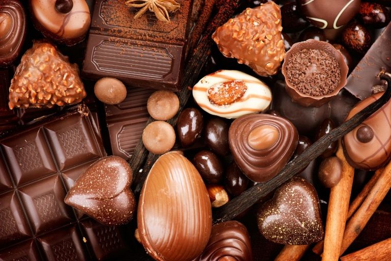 Foto de diversos chocolates, de diversos tipos e formatos