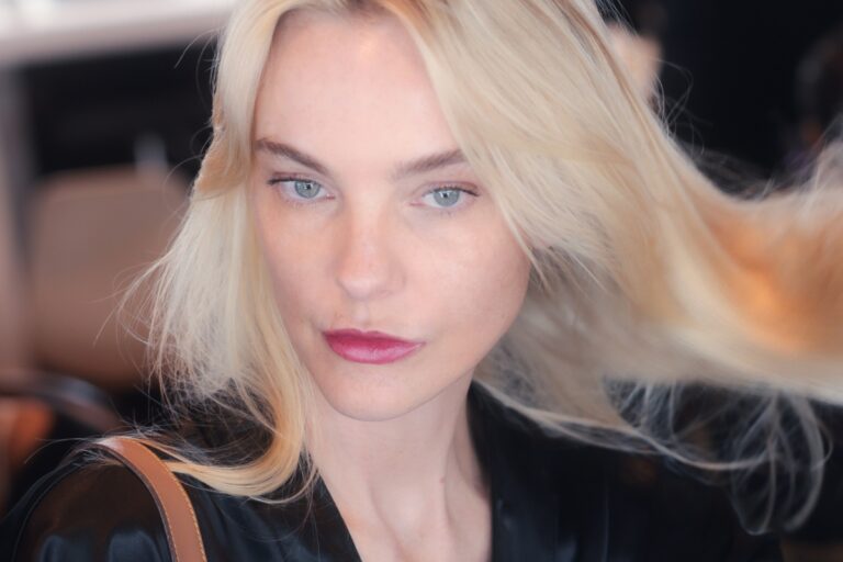 Modelo loira usa batom Amulips da Eudora para desfile da marca Neriage