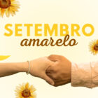 A imagem tem um fundo claro e apresenta duas mãos de diferentes tons de pele se segurando no centro. À esquerda, há uma fita amarela, símbolo da campanha de prevenção ao suicídio. No topo, está escrito "SETEMBRO" em letras grandes e amarelas, e "amarelo" em letras menores e marrons. Há várias flores de girassol espalhadas ao redor da imagem.