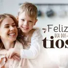 A imagem mostra uma mulher sorridente com cabelos castanhos, sendo abraçada por trás por um menino loiro, ambos com olhares alegres. Ao lado, a frase "Feliz dia dos tios" está escrita em fontes estilizadas marrons.
