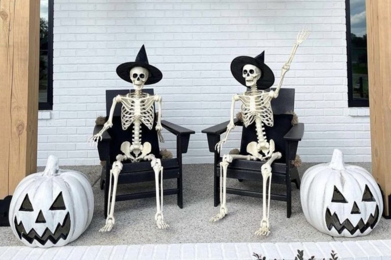 Foto de decoração de Halloween com esqueletos, chapéus de bruxa e abóboras