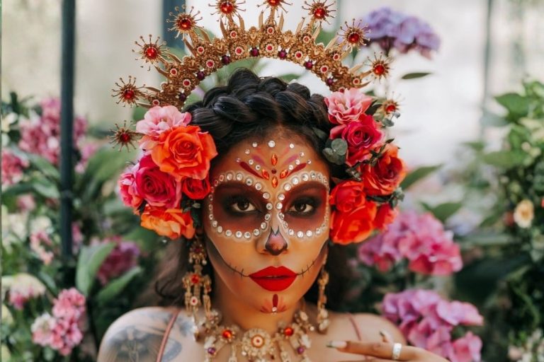 Foto de mulher usando tiara de Halloween dourada com flores de caveira mexicana