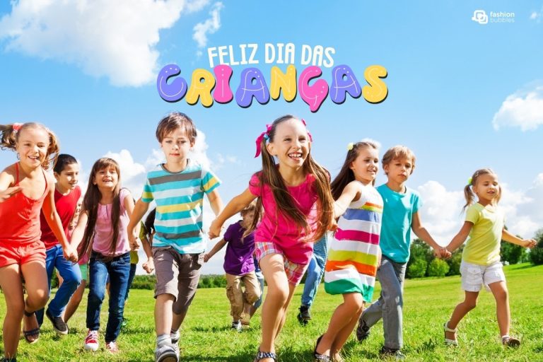 Foto de crianças correndo e frase "feliz dia das crianças" com a última palavra colorida
