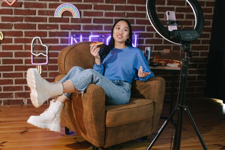 Qual é o salário de um influencer? Descubra quanto ganham e de onde vem a renda dos influenciadores digitais