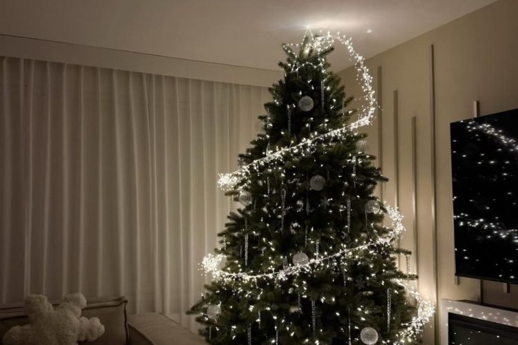 Foto de árvore de Natal decorada com pisca pisca diferente