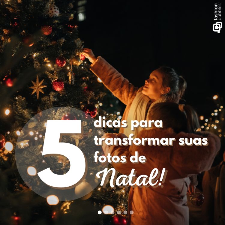 A imagem destaca cinco dicas para melhorar suas fotos de Natal, com uma cena calorosa de uma pessoa decorando uma árvore iluminada. O ambiente noturno e as luzes criam uma atmosfera mágica, perfeita para capturar momentos especiais.
