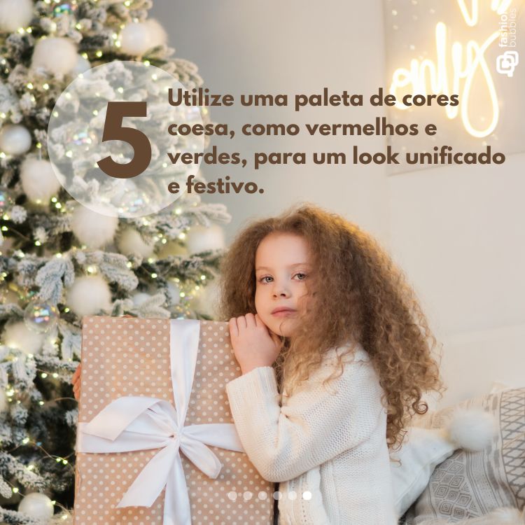 A imagem mostra uma menina de cabelos cacheados segurando um grande presente com papel de bolinhas e laço branco. Ao fundo, há uma árvore de Natal iluminada. O texto recomenda usar paletas de cores como vermelho e verde para um look festivo.