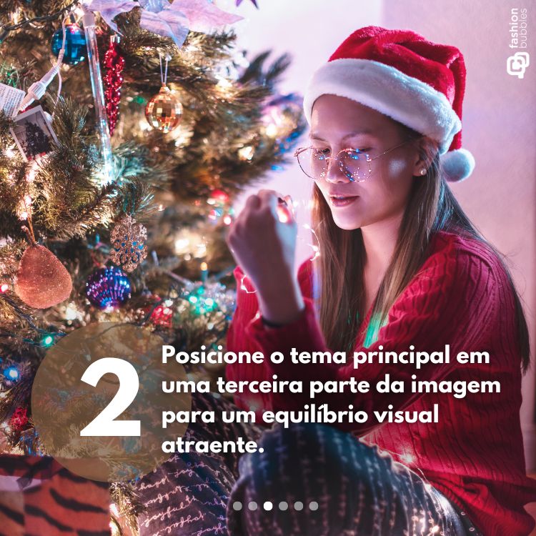 Na imagem, uma jovem com gorro de Papai Noel decora uma árvore de Natal iluminada. Ela está concentrada, segurando um fio de luzes. Ao lado, lê-se uma dica sobre composição fotográfica: "Posicione o tema principal em uma terceira parte".