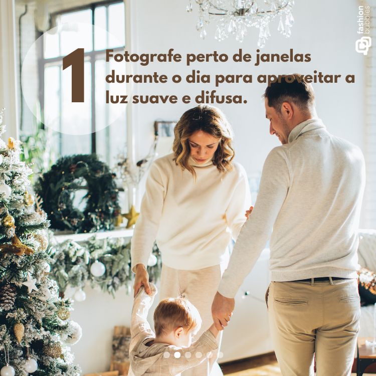 A imagem retrata uma família decorando uma casa para o Natal. Um homem, uma mulher e uma criança estão próximos de uma árvore festiva. A luz natural entra pela janela, criando um ambiente aconchegante. Texto na imagem sugere fotografar perto de janelas.