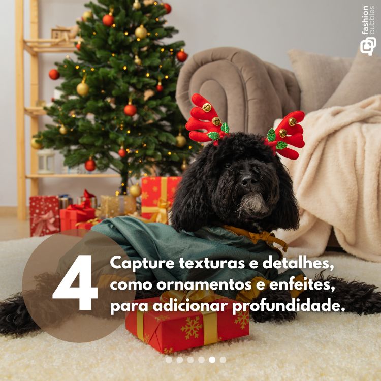 Na imagem, um cachorro preto deitado no chão veste uma fantasia natalina com chifres de rena. Ao fundo, há uma árvore de Natal decorada e diversos presentes. O texto sugere capturar texturas e detalhes para adicionar profundidade na composição.