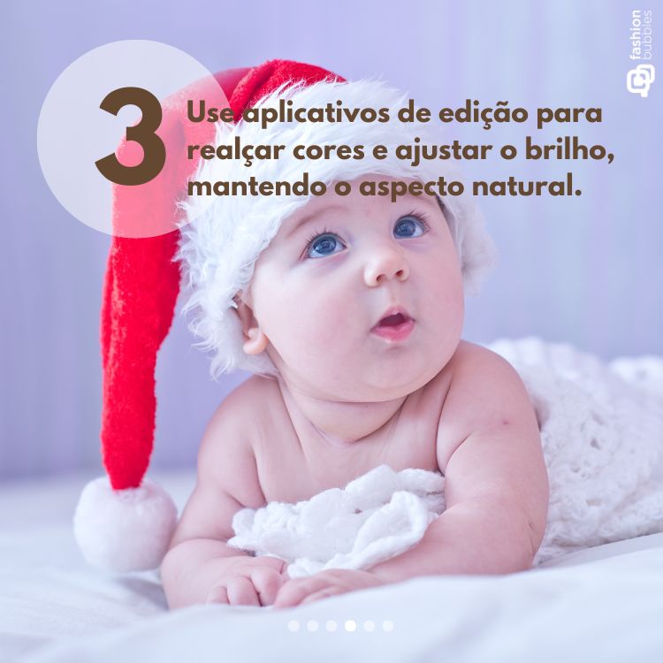 A imagem mostra um bebê deitado, usando um gorro de Papai Noel e envolvido em um cobertor branco. O fundo é suave e lilás. Há um texto destacando uma dica de edição: "Use aplicativos para realçar cores e brilho naturalmente."