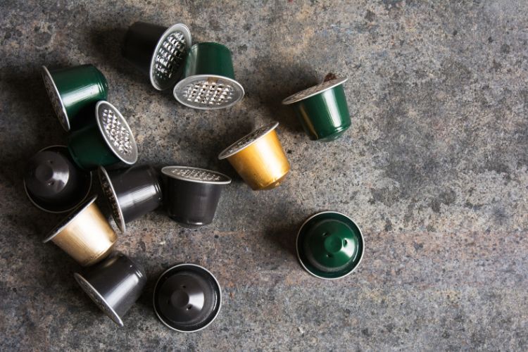 Pedra cinza com cápsulas de café coloridas