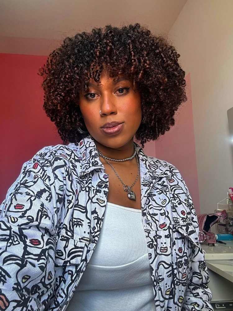 Giovana Heliodoro usando blusa branca e camisa branca e azul por cima