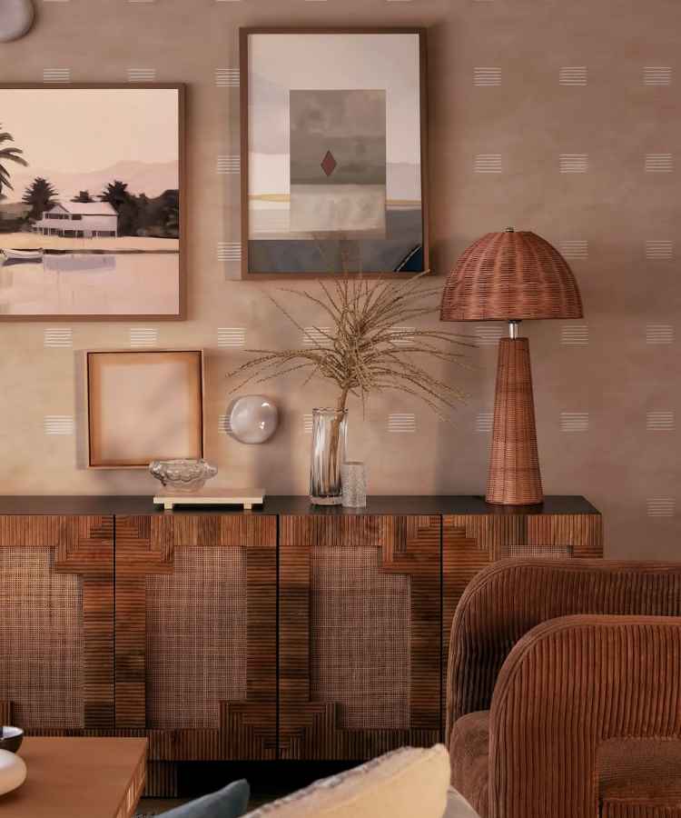 Sala sofisticada com buffet de madeira texturizada e decoração em tons terrosos. Obras de arte emolduradas adornam a parede. Um abajur de vime e um vaso com ramos secos adicionam charme natural ao espaço, criando um ambiente elegante e acolhedor.