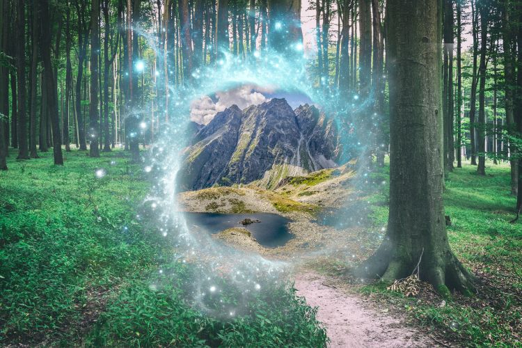 Um portal mágico flutua em uma floresta verdejante, revelando uma paisagem de montanhas majestosas e um lago sereno. Partículas luminosas e etéreas cercam o portal 12/12, criando uma sensação de mistério e fantasia, contrastando com a tranquilidade natural ao redor.