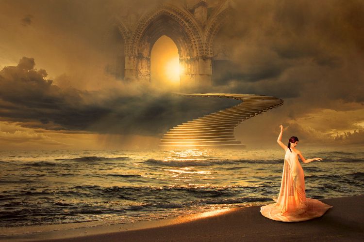 Uma mulher em um vestido elegante está na praia, enquanto uma escadaria dourada se eleva em direção a um portal celestial. Nuvens místicas envolvem o cenário, criando uma atmosfera mágica e surreal. O mar reflete a luz dourada do portal 12/12.