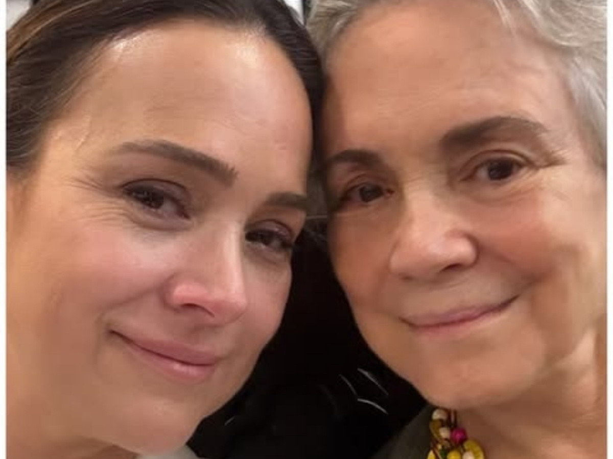 Foto de Gabriela Duarte ao lado de sua mãe Regina Duarte