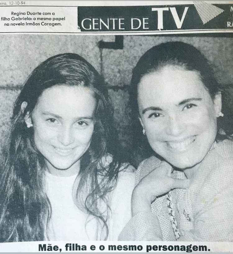Foto de Gabriela Duarte ao lado de sua mãe Regina Duarte