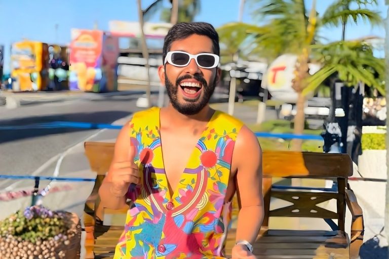 Foto de homem usando abadá customizado masculino com botões