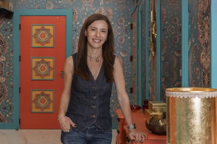 Angélica Campos usando look all jeans na sala do BBB inspirada em novelas do Oriente Médio