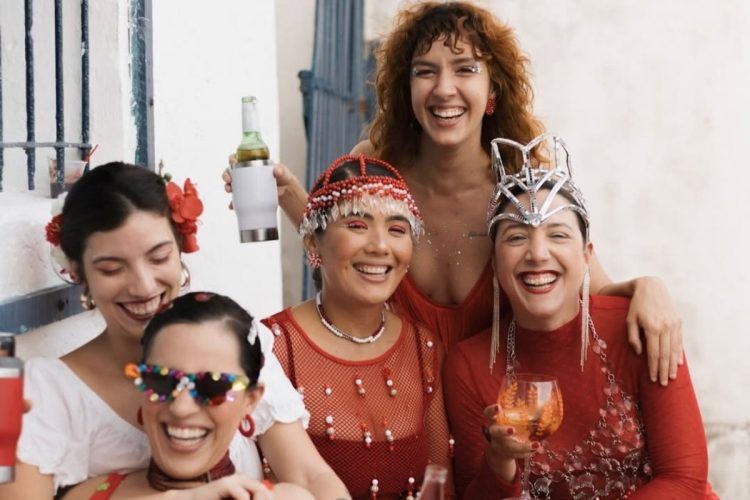 Foto de 5 amigas usando looks de Carnaval fácil em tons de vermelho