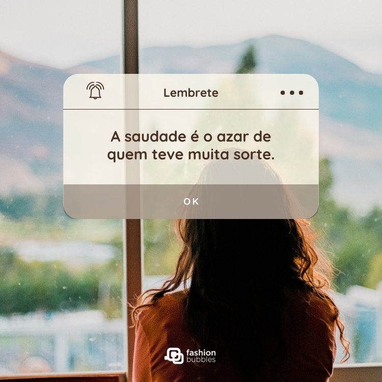 Foto de mulher olhando pela janela com frase de saudade escrita em cima