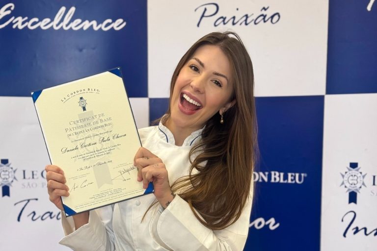 Dani Choma de roupa de cozinheira segurando placa de final de curso da Le Cordon Bleu
