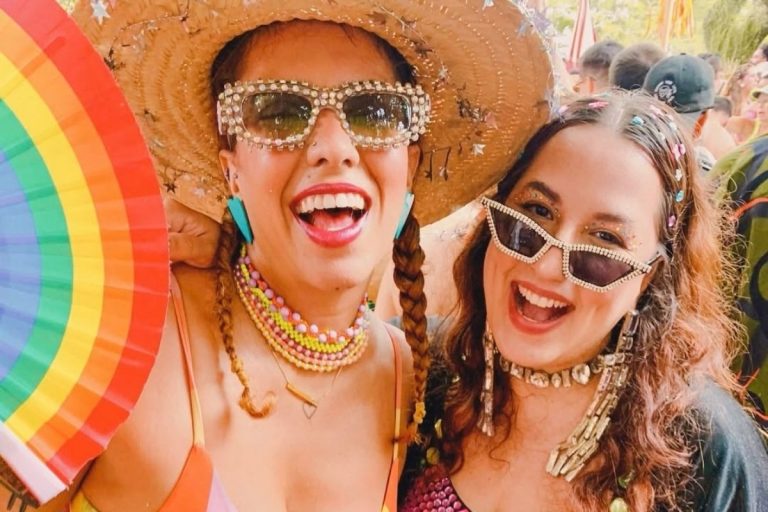 Foto de duas amigas em bloco de rua usando tendências para o Carnaval 2025
