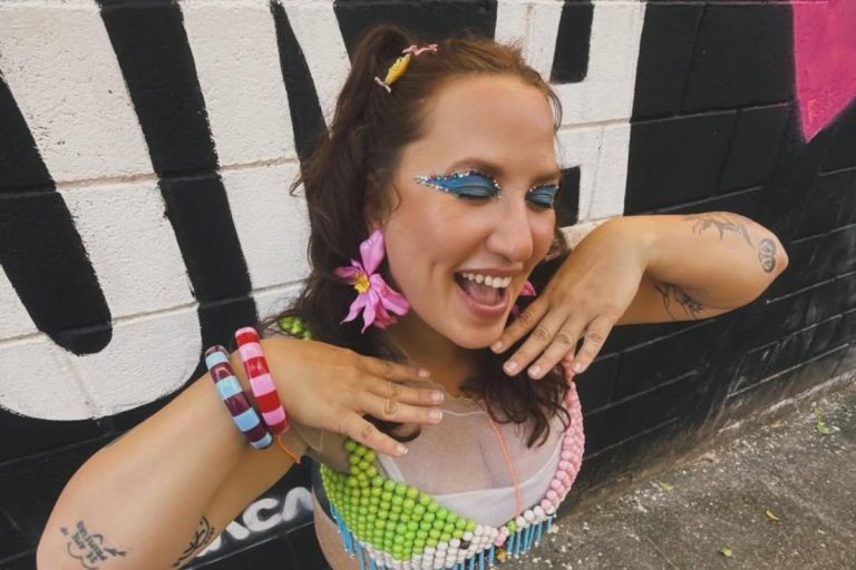 Foto da influenciadora Amanda Britto usando maquiagem azul de Carnaval