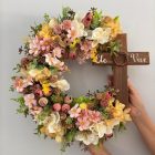Guirlanda com flores e cruz para decoração de Páscoa cristã