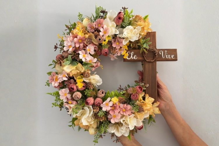 Guirlanda com flores e cruz para decoração de Páscoa cristã