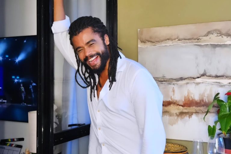 Diogo Almeida sorrindo, usando camisa social branca