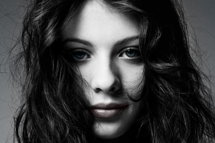 Foto em preto e branco do rosto da atriz Michelle Trachtenberg