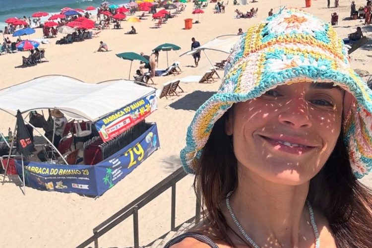 Foto da atriz Jordana Brewster, de Velozes e Furiosos, na praia