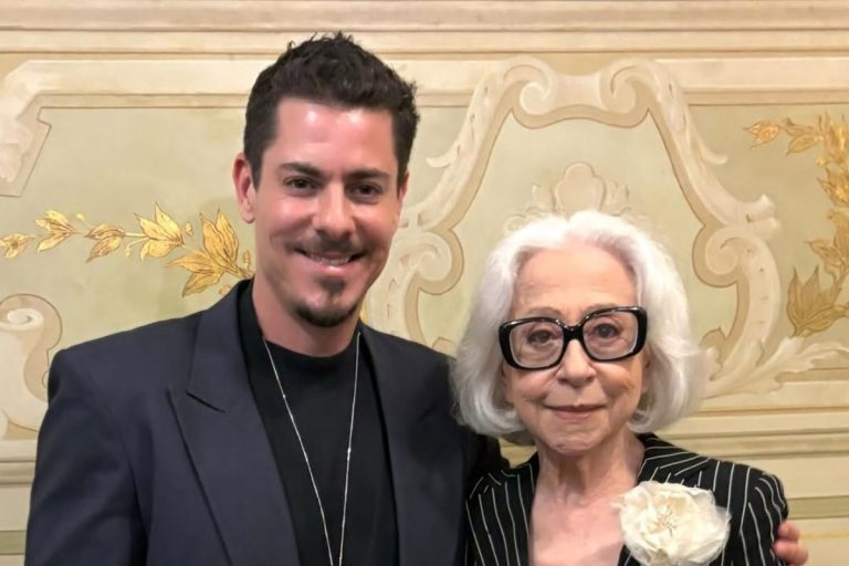 Foto de Sacha Bali com Fernanda Montenegro na estreia do filme Vitória