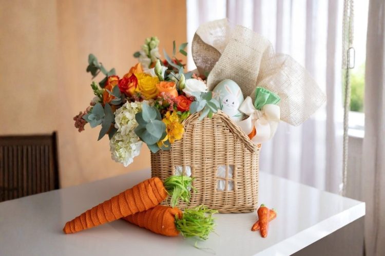 Cesta de Páscoa com buquê de flores