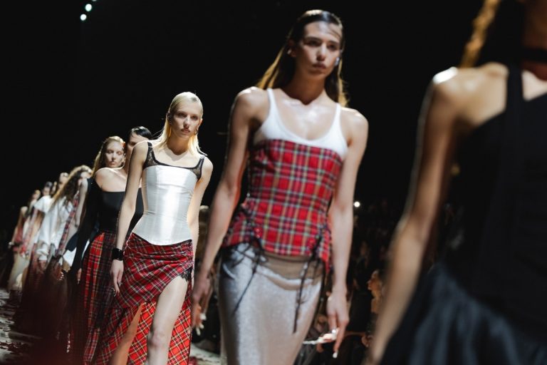 Foto de modelos usando estampa xadrez em desfile da Moscow Fashion Week