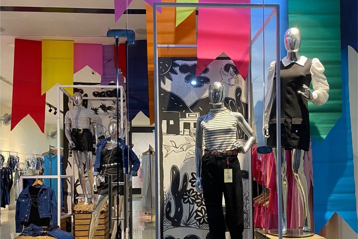 Vitrine de loja de roupas com decoração de festa junina