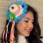 Mulher morena usando tiara de festa junina com aplicação de chapéu de palha e fitas de cetim