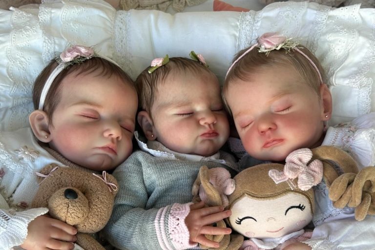 Três bebês reborn dormindo com bichos de pelúcia