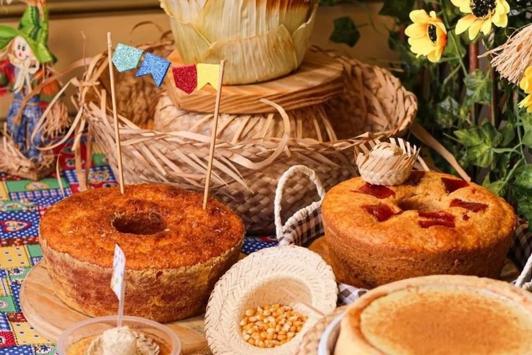 Mesa de festa junina com bolos juninos e decorados