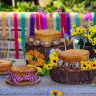 Mesa de bolos de festa junina com decoração fácil de fazer