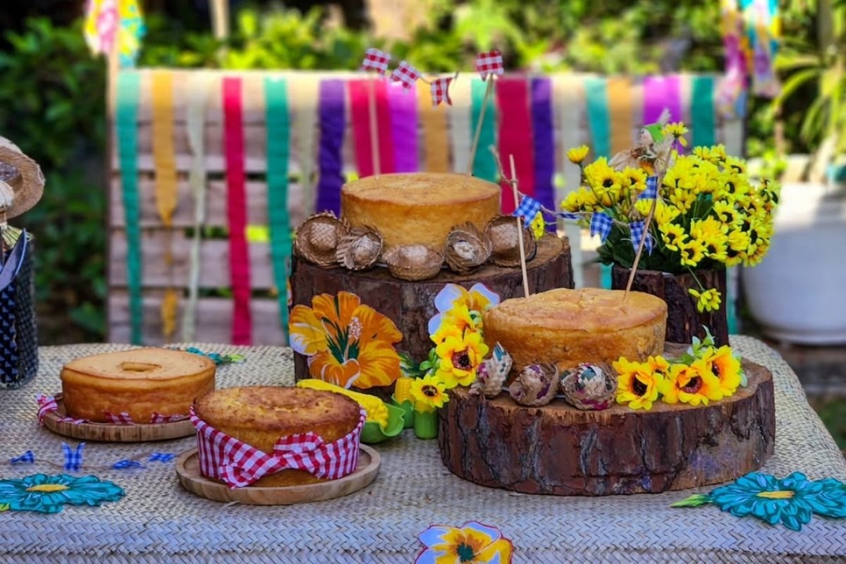 Mesa de bolos de festa junina com decoração fácil de fazer
