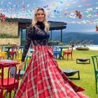 Mulher usando saia longa xadrez, traje típico de festa junina