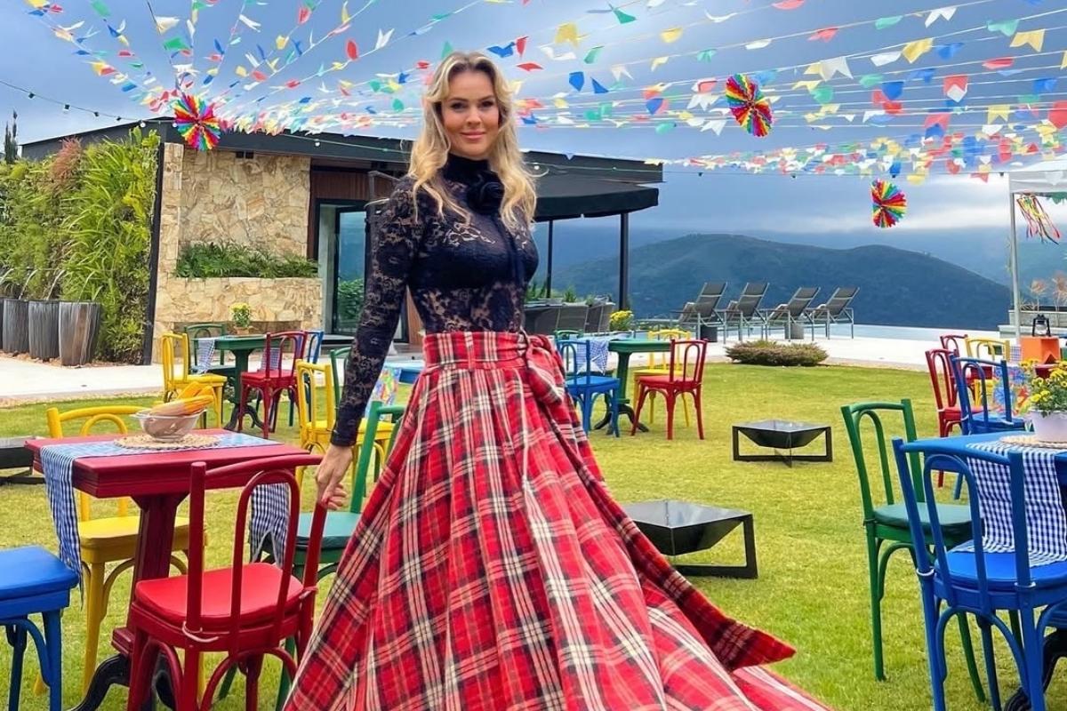 Mulher usando saia longa xadrez, traje típico de festa junina