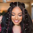 Penteado semipreso de festa junina em cabelo longo com tranças na franja e bubble braids