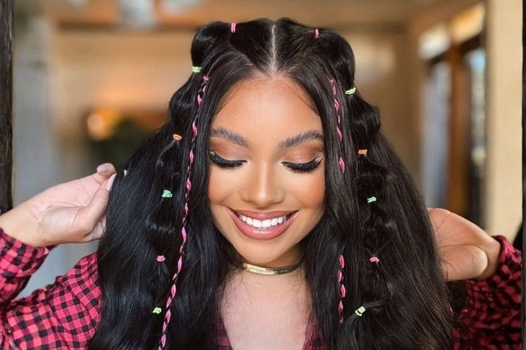 Penteado semipreso de festa junina em cabelo longo com tranças na franja e bubble braids