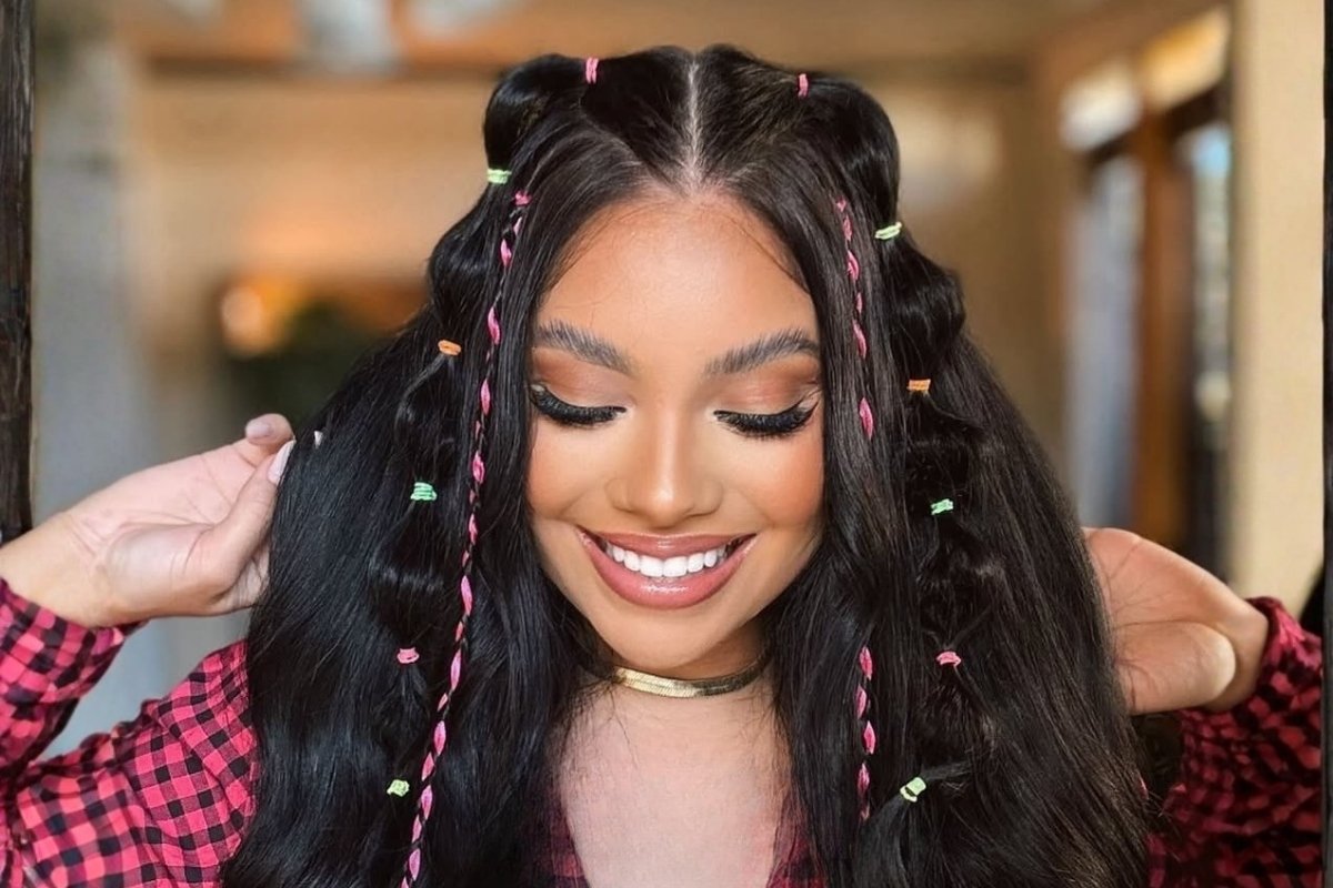 Penteado semipreso de festa junina em cabelo longo com tranças na franja e bubble braids
