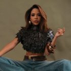 Foto da influencer Laura Brito usando top de bandeirinhas pretas